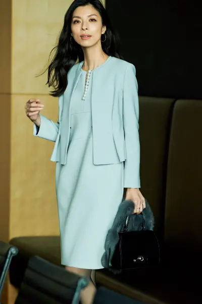 サックスブルーのセットアップコーデの生方ななえ