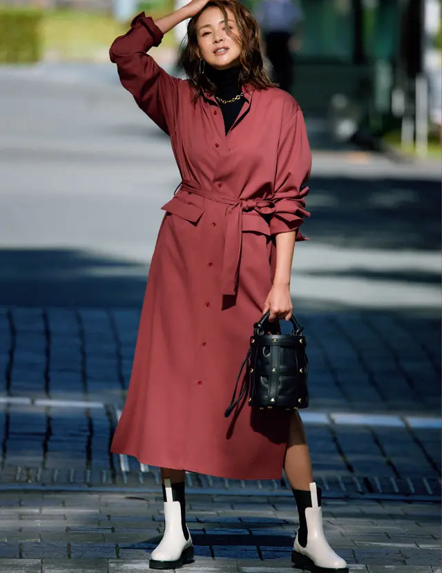 ワンピーススタイルの主役は、白×黒の“効かせる”ブーツ