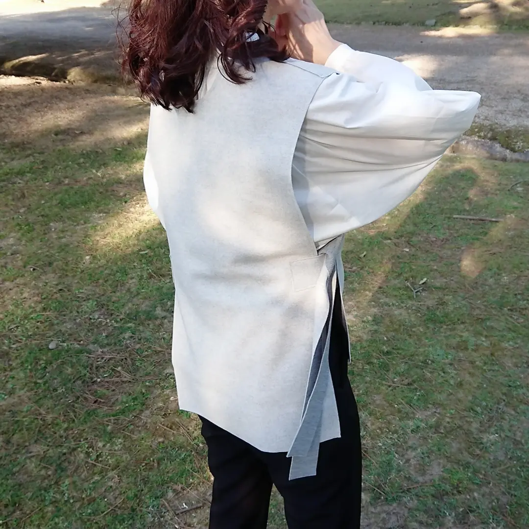 ライトグレーベスト  白いブラウス