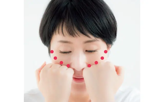 鼻横にげんこつを押し当て、こめかみに向かって押していく