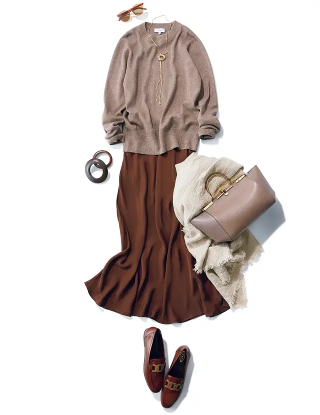 ツヤ消しゴールドのバックルのローファーのコーデ