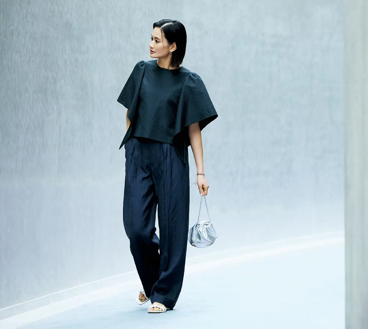 黒×ネイビーの配色も粋。 甘くて辛い絶妙なバランスが、 遠目にも〝おしゃれな人〞を印象づける