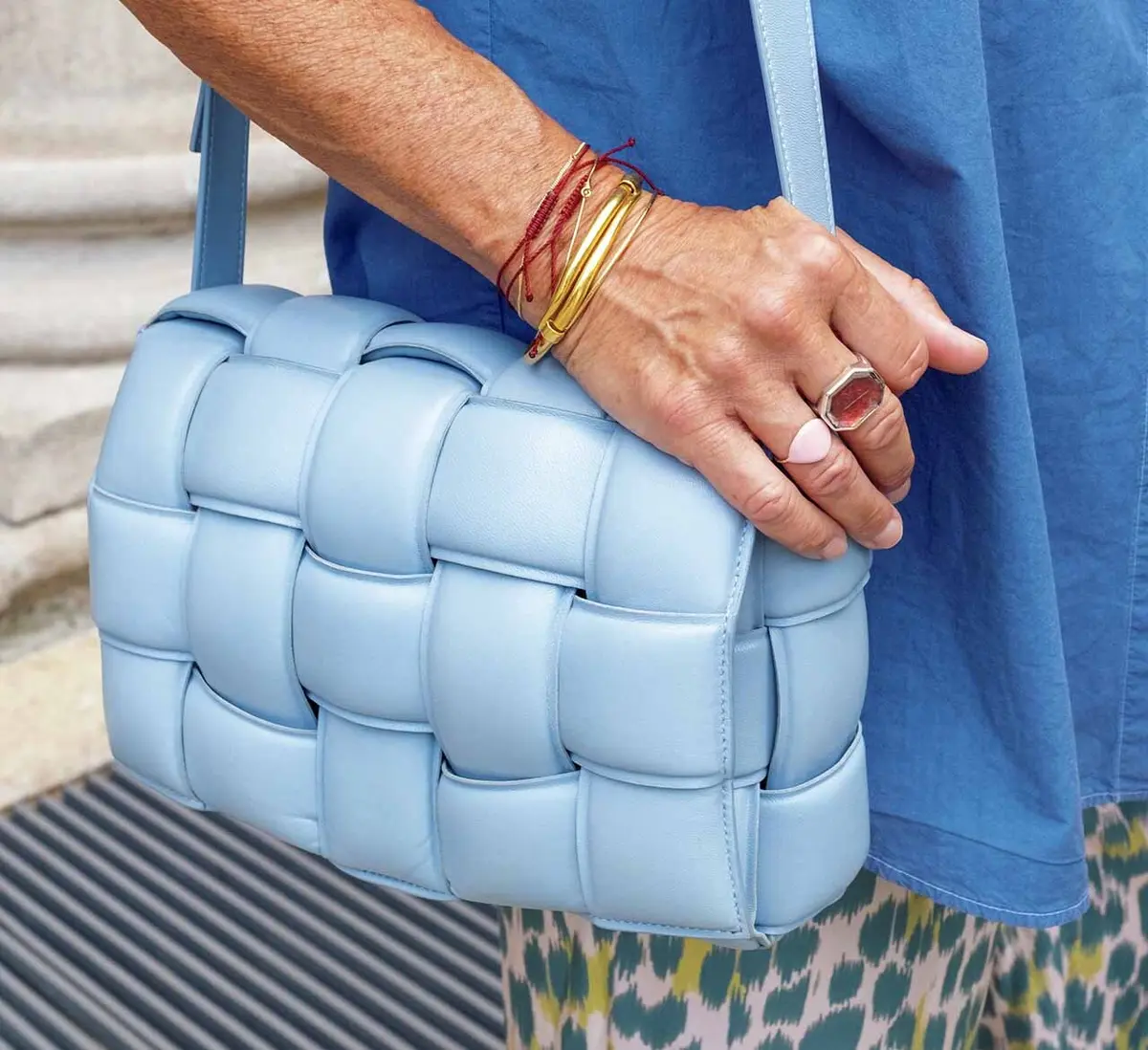 友人とのランチ会には、 さわやかなブルーシャツで