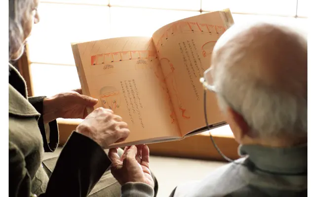 本を読む谷川俊太郎さんと山本容子さん