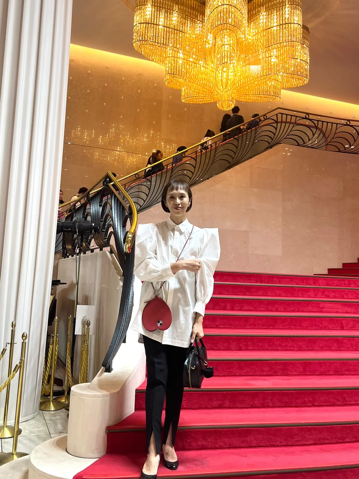 観劇コーデ　白ブラウス　宝塚劇場　hikeブラウス　アラフィフコーデ　アラフィフ観劇コーデ　白黒コーデ　赤差し色　オン眉　ミニボブ　ショートボブ　高身長コーデ　ガイズアンドドールズ　宝塚月組