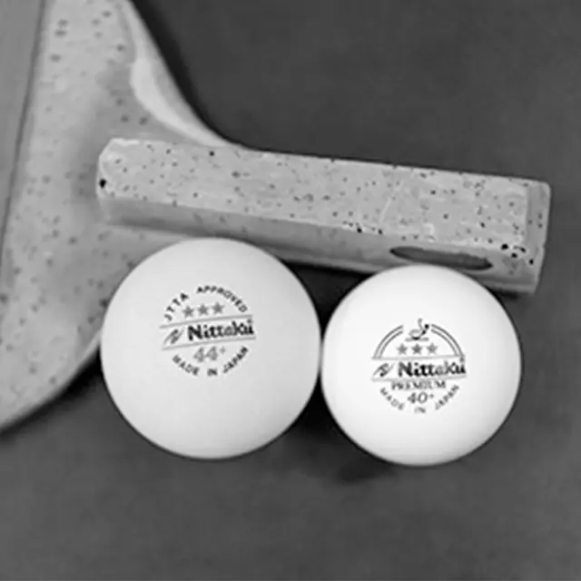 左が直径44 ㎜のラージボール（通常の硬式球は直径40㎜）