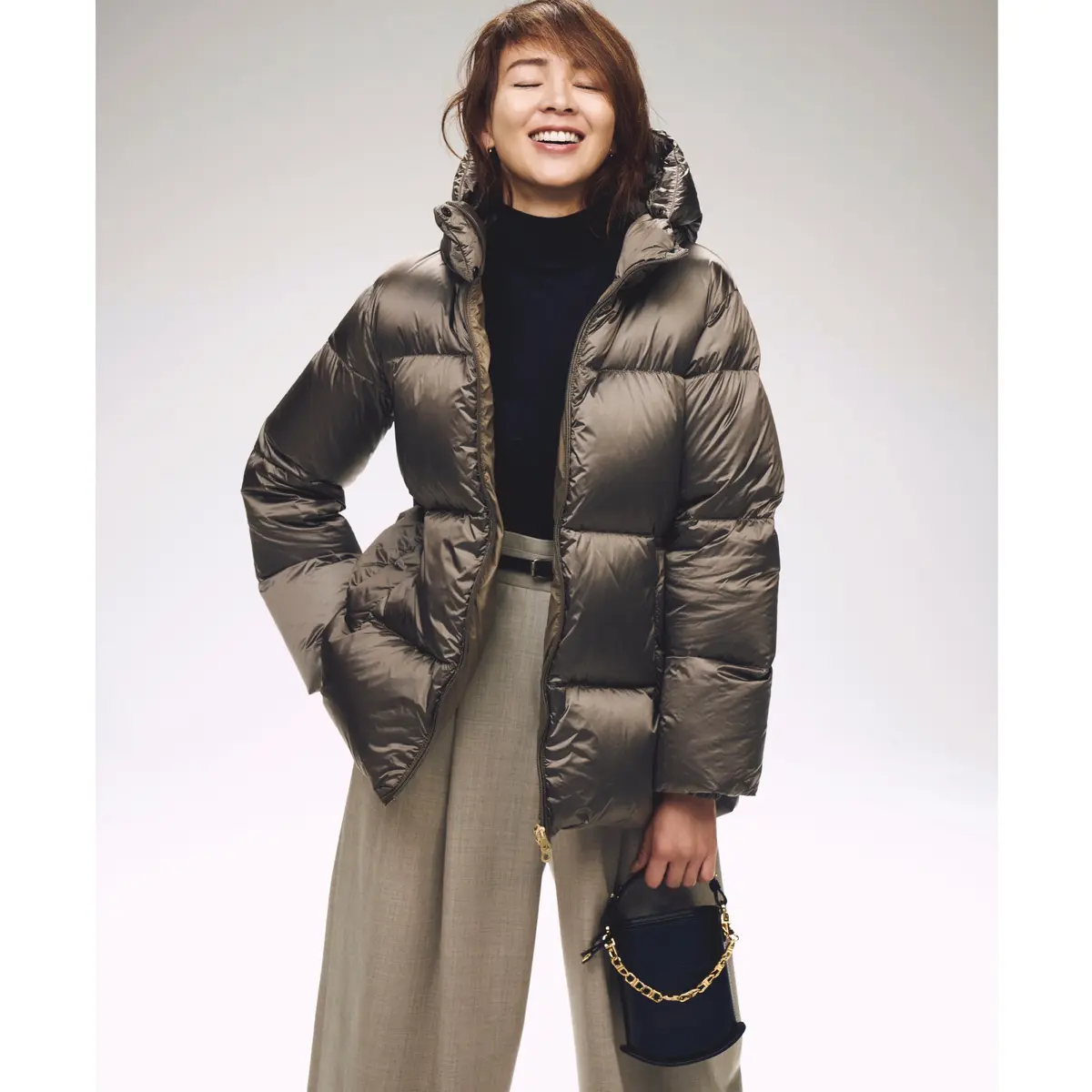 ブラウンダウンジャケットとベージュパンツのコーデ　モデル・SHIHO