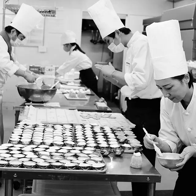 本店製菓部には 常時7〜8名が働い ている。