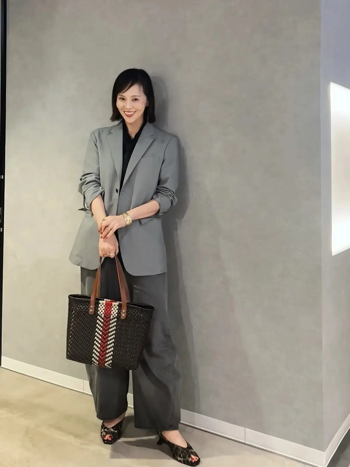 メンズ物を着る時こそ小物は女性らしく