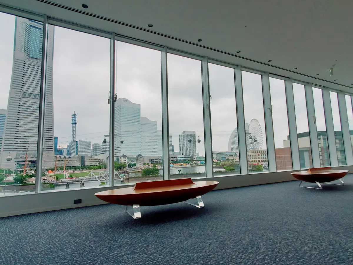 ネイビーの床の海に、船をイメージしたベンチが浮かんでいるみたいです。