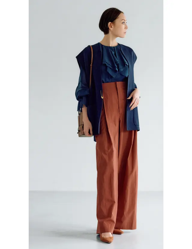 透け感ブラウスにニットジレのLIZA