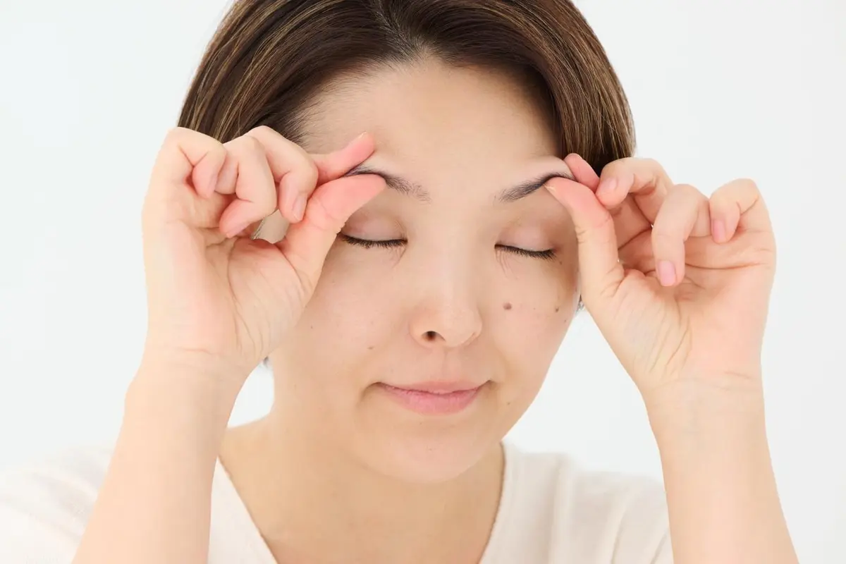 OurAge×Webエクラ　メイク前　マッサージ　左右の手の親指と人差し指で、眉をつまんでもむ