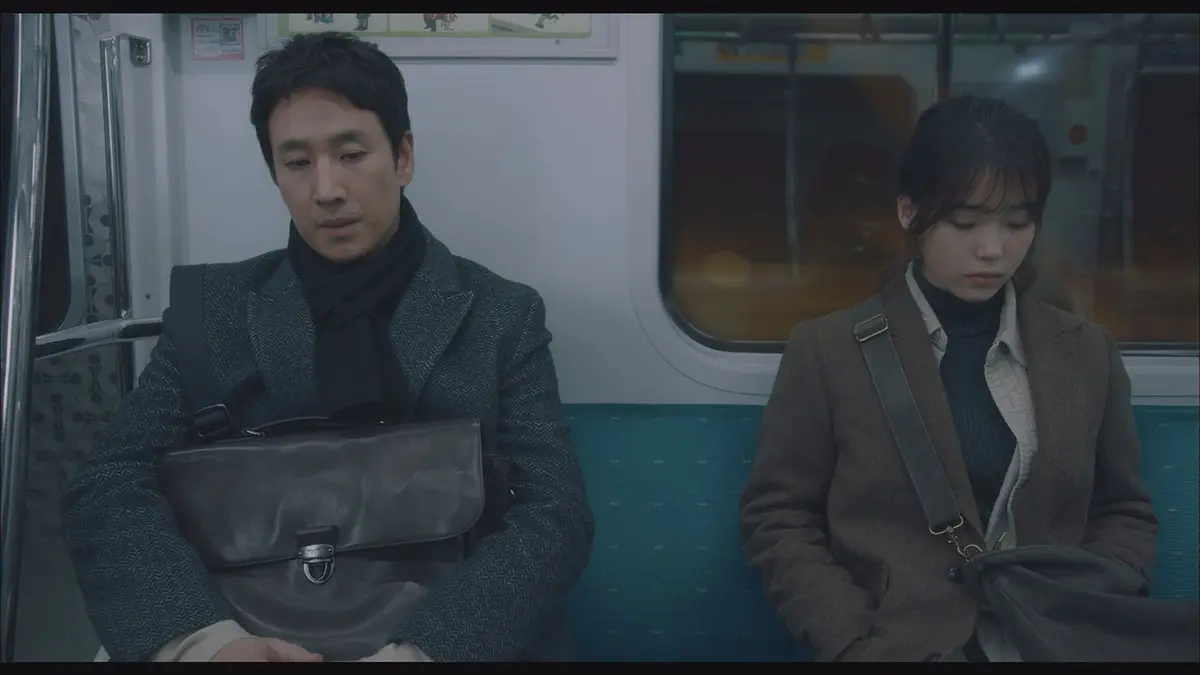 マイ・ディア・ミスター1／主人公のジアン(イ・ジウン。歌手IUとして有名)とその上司ドンフン(イ・ソンギュン)。U-NEXTにて配信中 ©STUDIO DRAGON CORPORATION