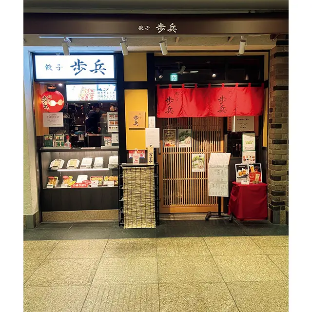 大好きな餃子専門店。カウンター席があり、 絶対においしい一品があるお店が好き