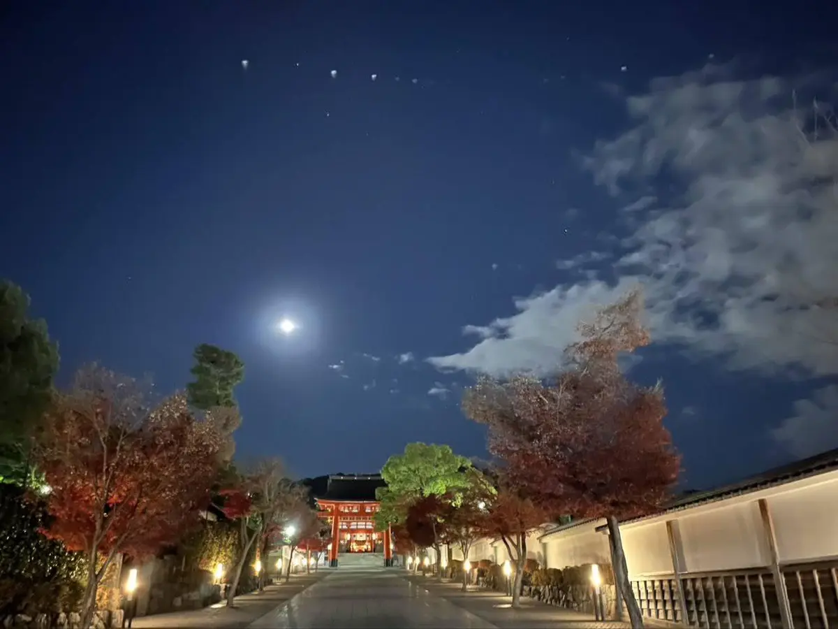 人影まばらな夜の伏見稲荷大社への画像_2
