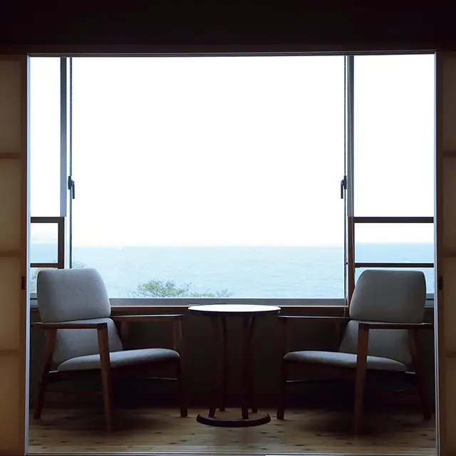 ゆっくり部屋でくつ ろぐおこもりには、展望 内風呂のある客室「島風」がイチ押し