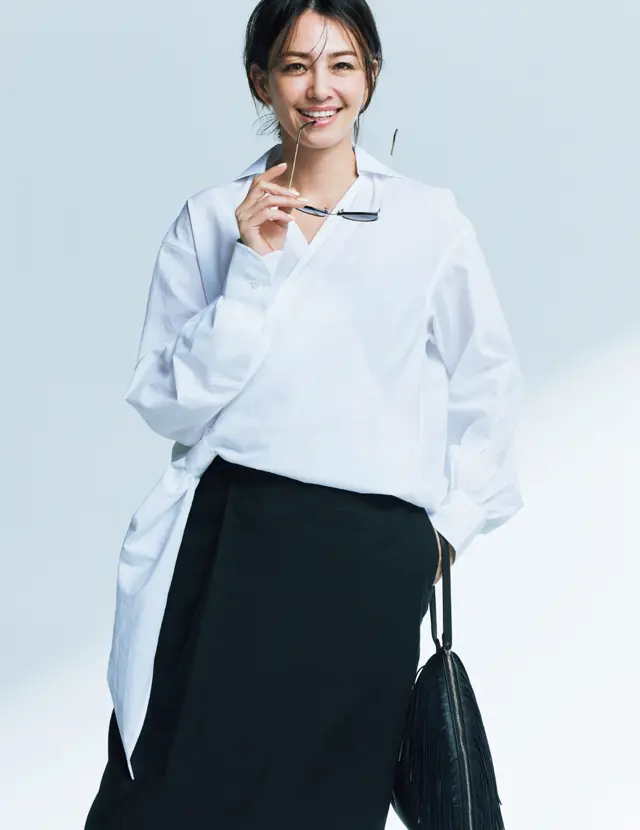 絵になる白シャツコーデのRINA