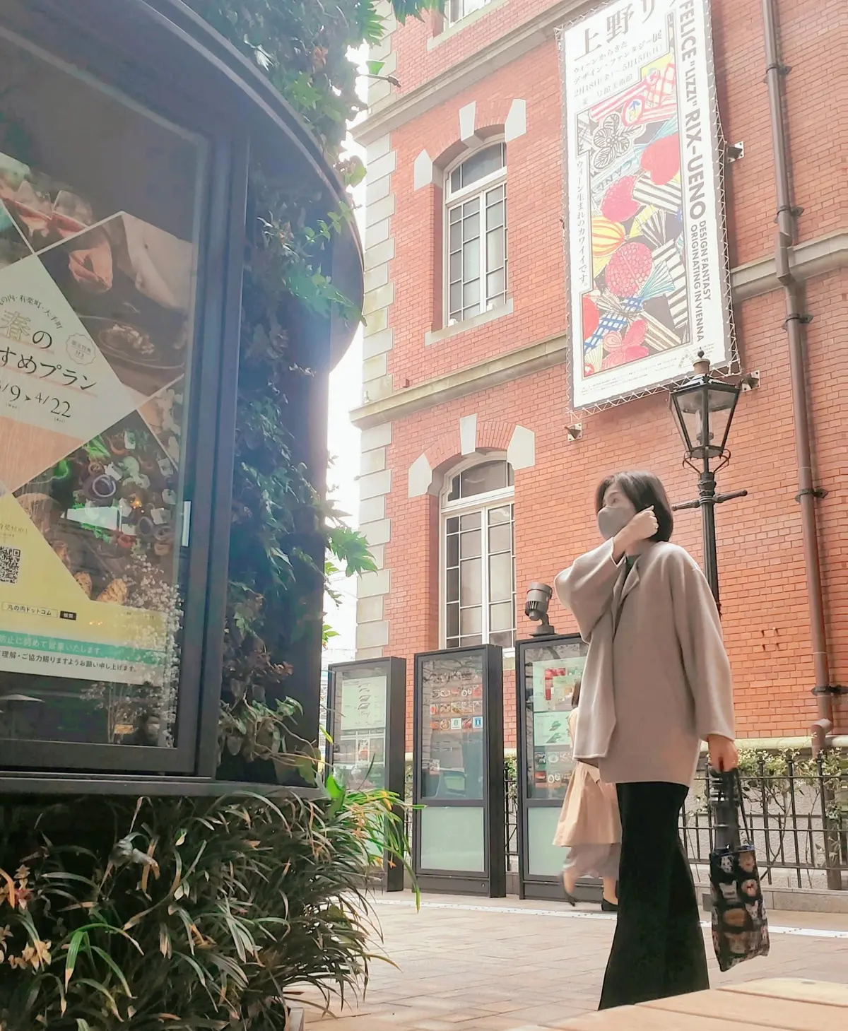 赤茶のレンガの建物の前で