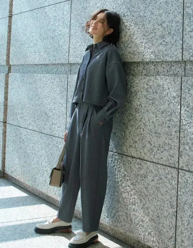 気になる下半身をカバーしながらクールに着映えるマニッシュパンツ