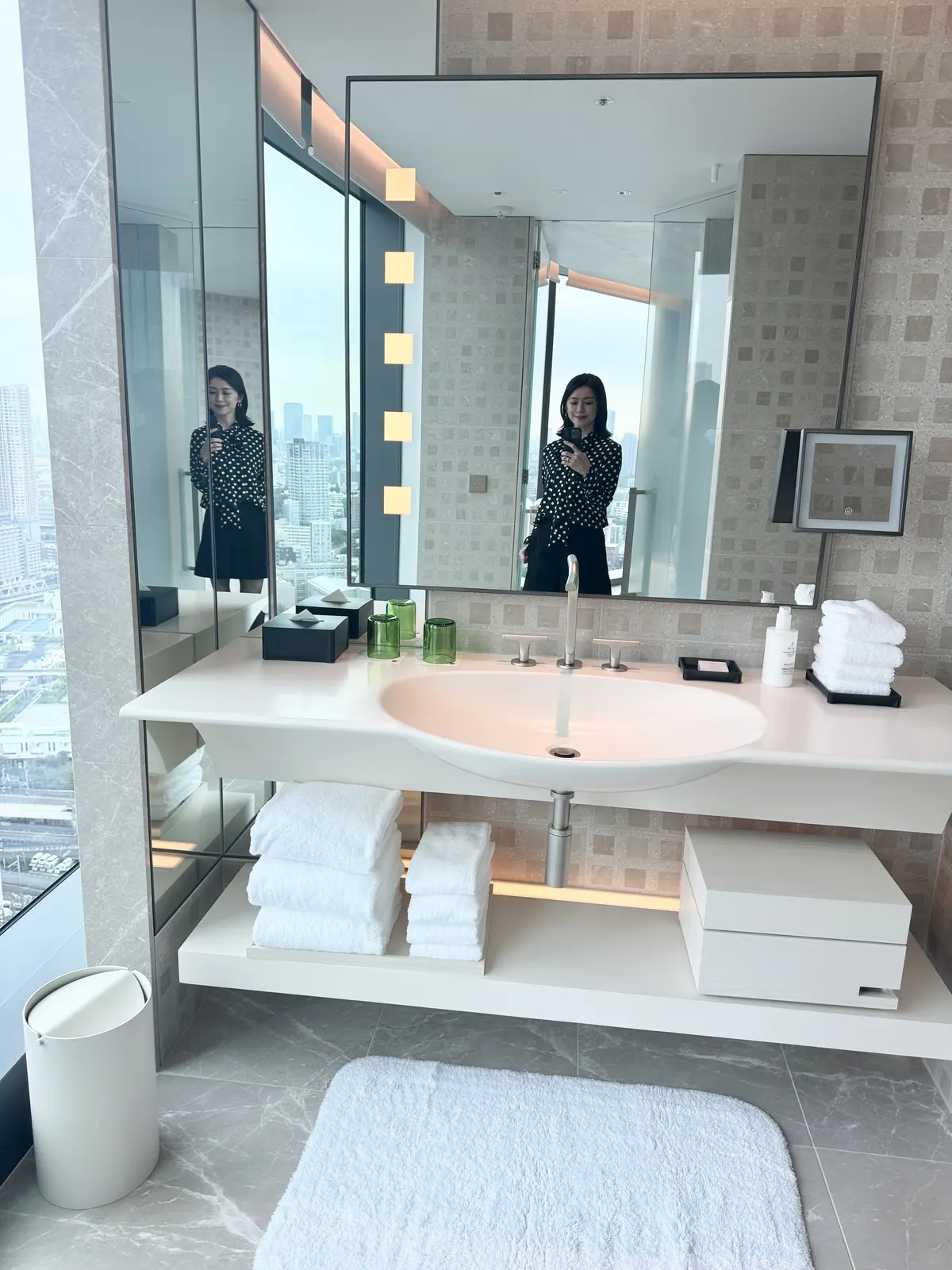 一枚で”華リュクス”なブラウスでホテルスの画像_6