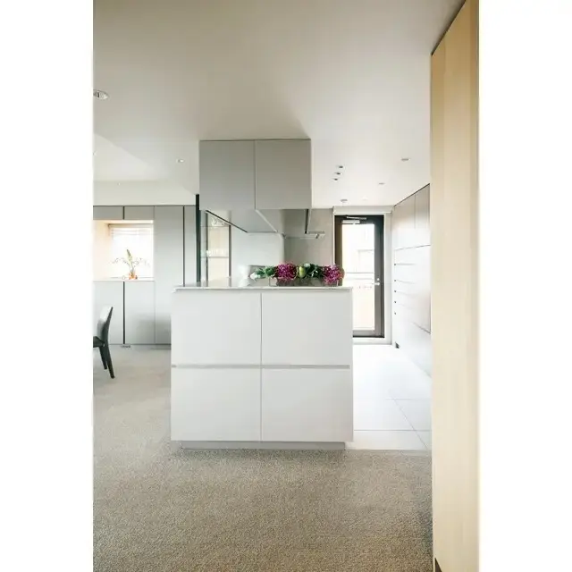 色みをそろえた異素材を重ね、奥行きのあるワントーンキッチンに