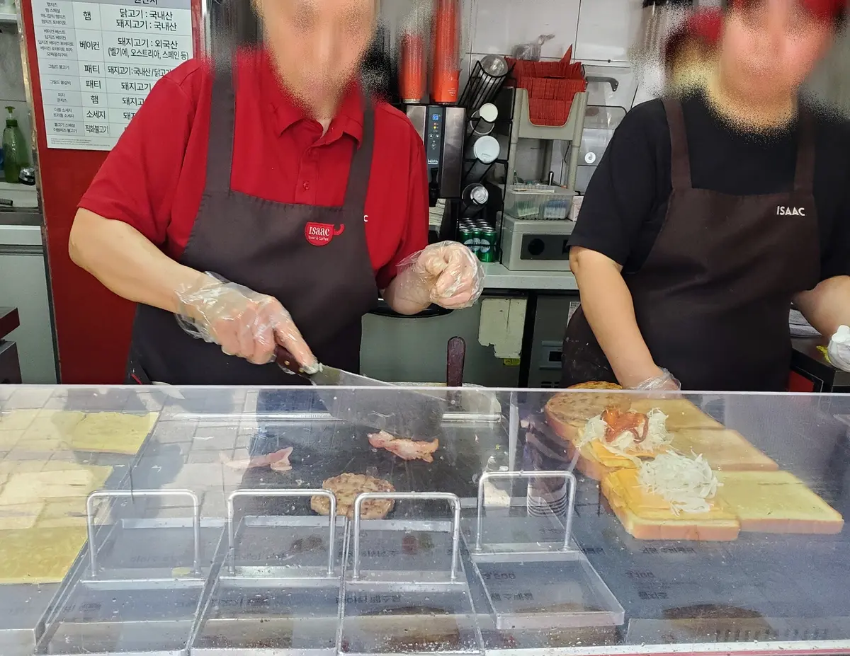 動きに無駄のない連携プレーでどんどん焼き上がります。