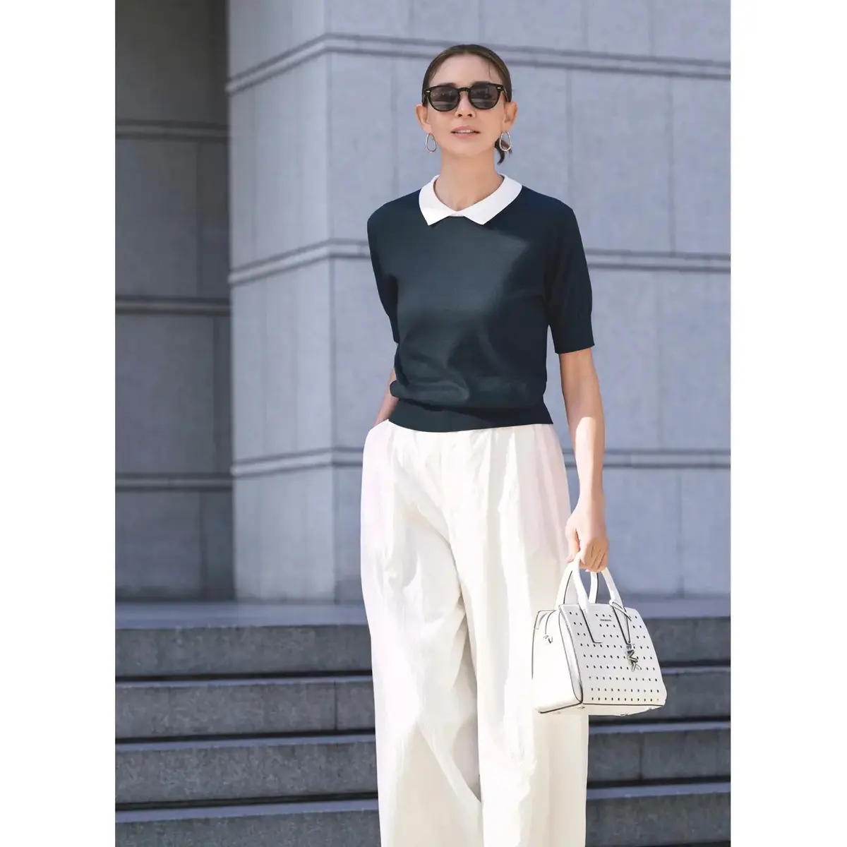 ネイビー×白の清潔感ある配色で気品を保ちながら暑さを攻略する装いを完成させて。