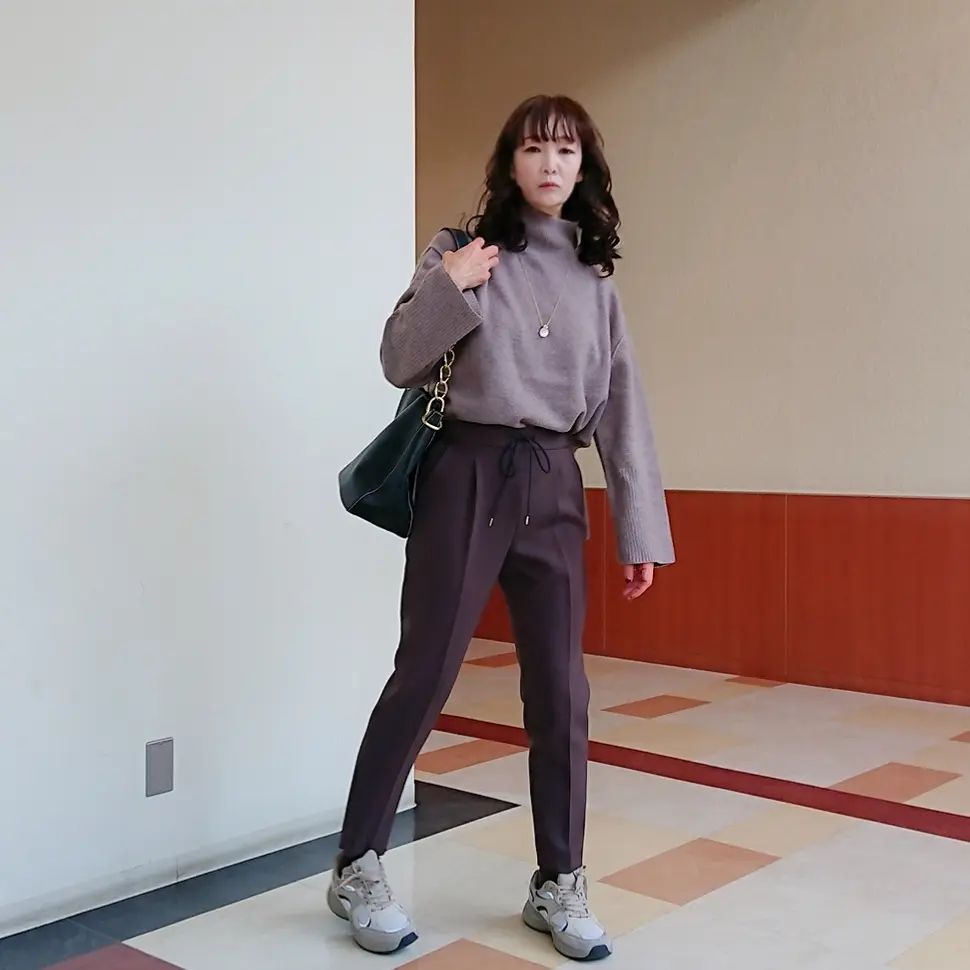 ベージュニット  ブラウンパンツ  チェーンバッグ