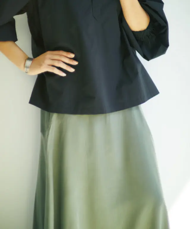 直線的な腰丈なデザインのトップスでおなか対策