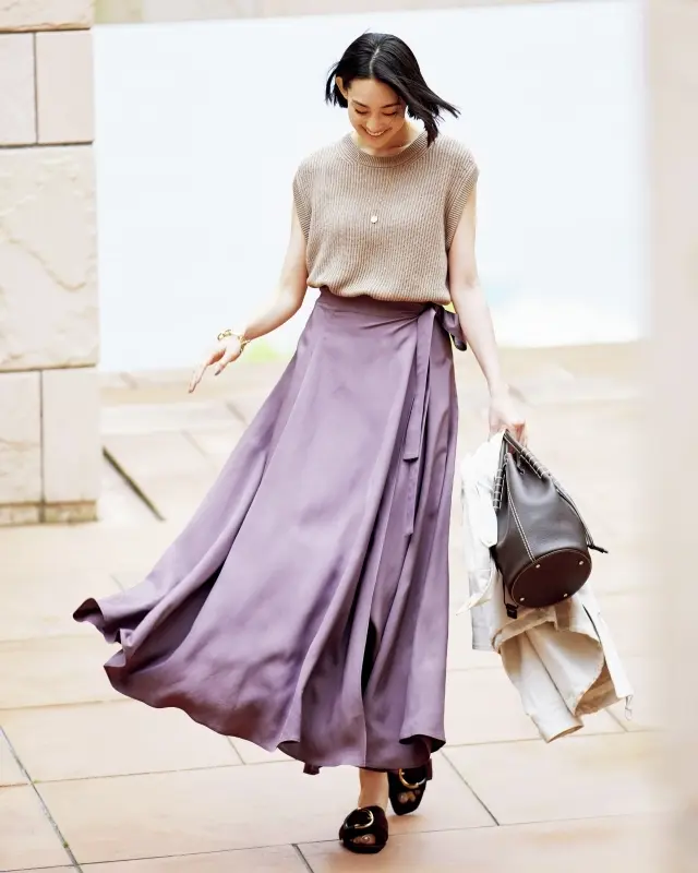 ボリュームシルエットが薄艶素材で夏らしく華やぐ