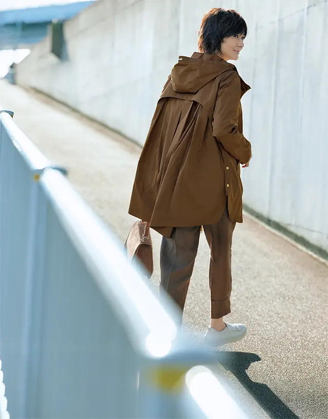 絵になるバックスタイルでミドル丈でも抜群の華やかさ