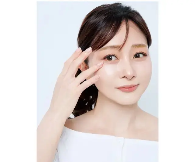 目まわりや小鼻の横など凹凸（おうとつ）があって面積の小さなパーツは指の腹を当ててなじませる