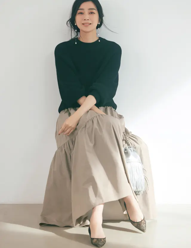 コンパクトな黒ニット×ベージュのロングスカートコーデ