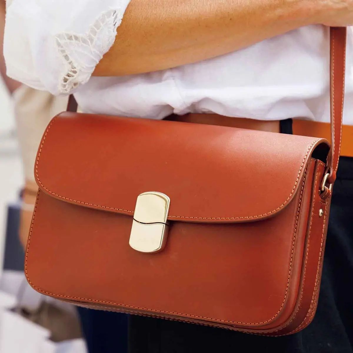 メラニー（会社員／パリ）セザンヌのバッグMiloはゴールドのバックルが着こなしのポ イントに