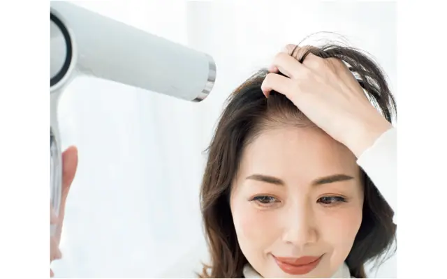 後ろ→左右に毛束を動かし乾かす