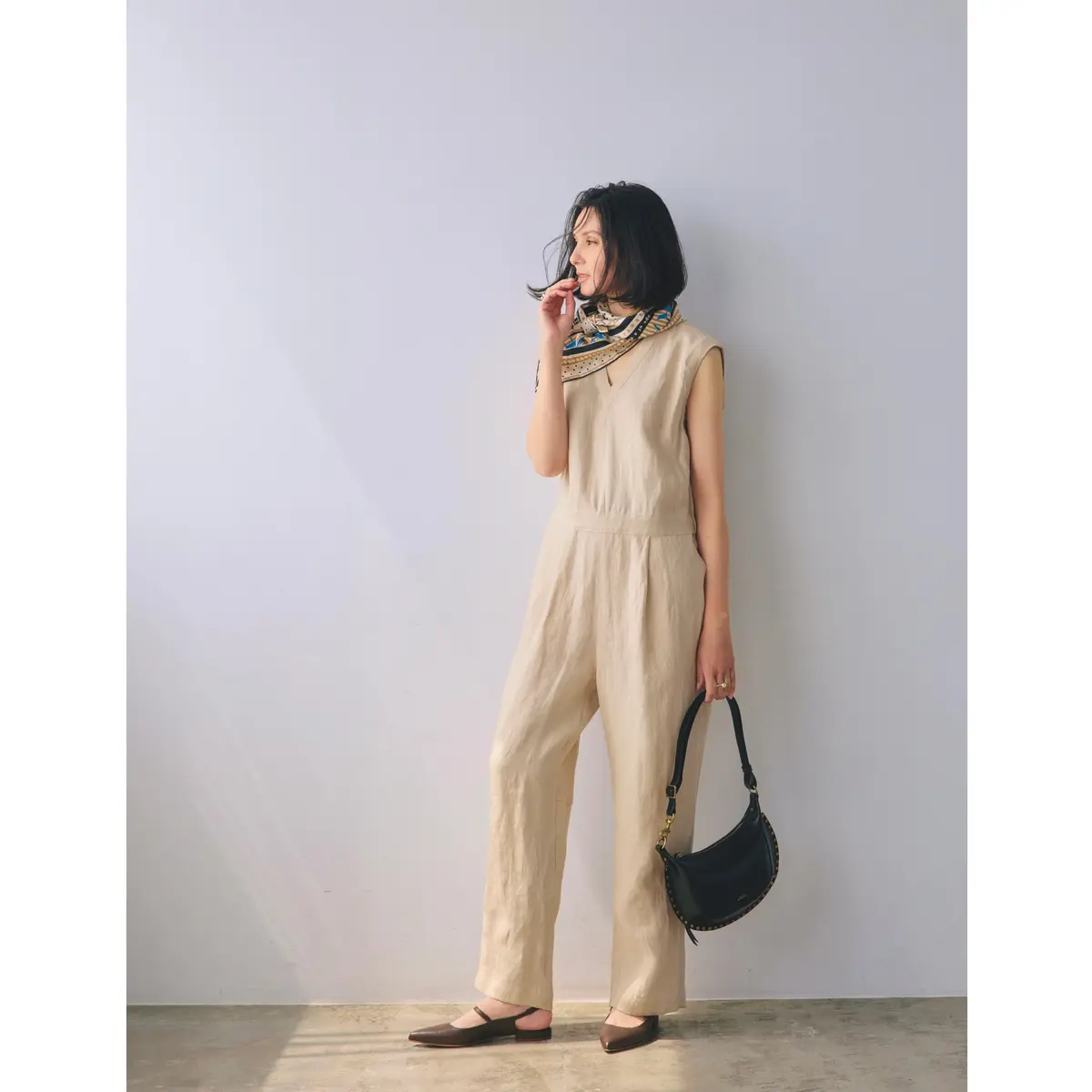 ベージュオールインワンの首元にプリントスカーフを巻いたコーディネート　モデル・田沢美亜