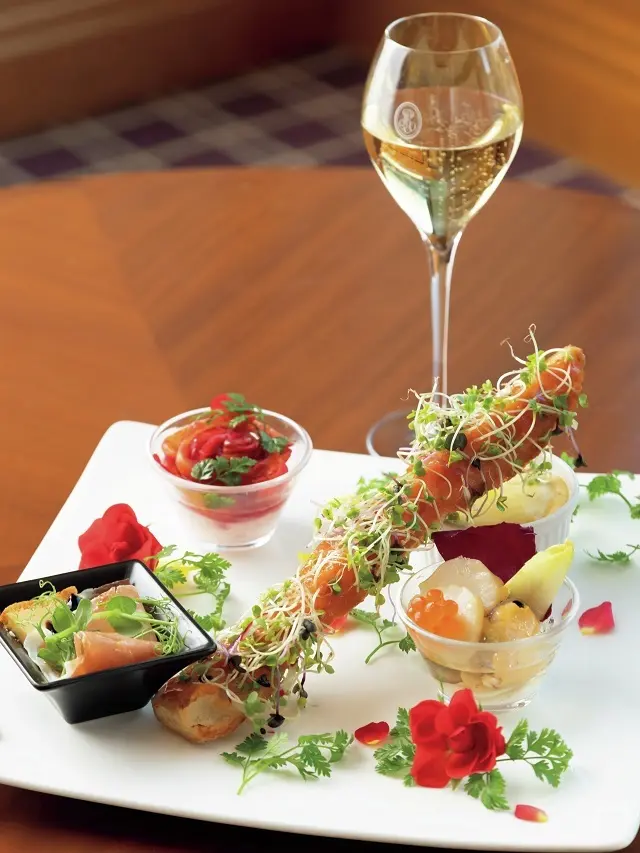 「チーズのテリーヌに生ハムを添えて」「ハーブ香るパン・コン・トマテ」「かぼちゃのミートグラタン」など「アペタイザー」は彩り豊かで華やか。