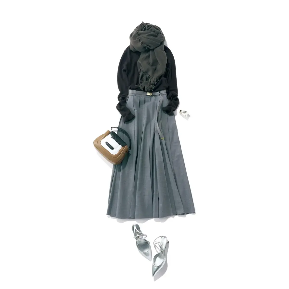 ブラウンとグレーを馴染ませてベーシックカラーコーデの洗練度を高める。気温16℃