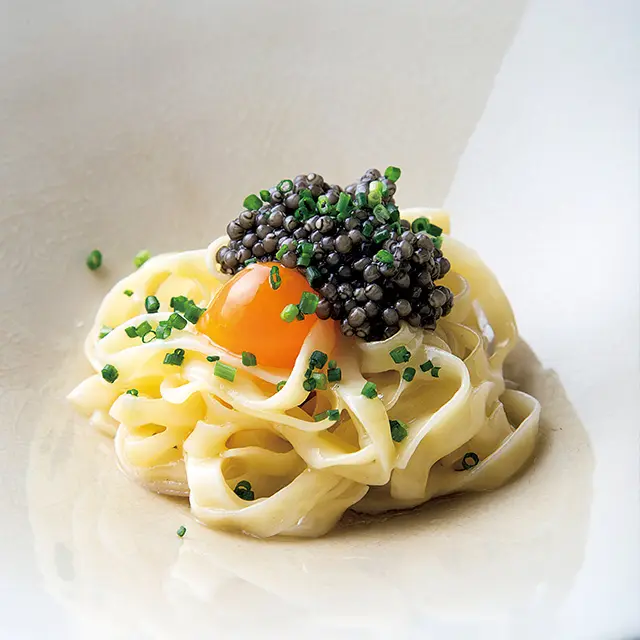 温泉卵の卵黄をからめて味わう 「フレッシュキャビアのパスタ」。オリジナルキャビアは季節限定
