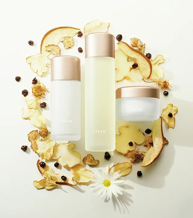 ITRIM エレメンタリー スキンクリーム（クリーム） 35g ¥38,000、ITRIM エレメンタリー スキンローション（化粧水） 125㎖ ¥18,000、ITRIM エレメンタリー スキンエマルジョン（乳液）75㎖ ¥20,000