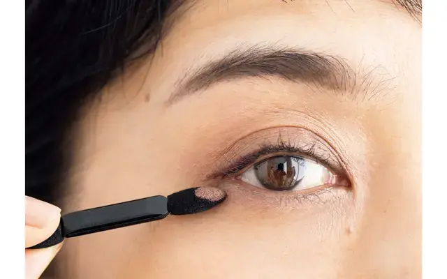 下まぶたは目じりにシャドウラインを