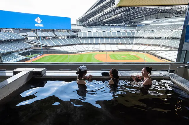 天然温泉やサウナでくつろぎながら生で観戦できるのは、ここだけ！ 泉質は美肌効果で知られるモール泉