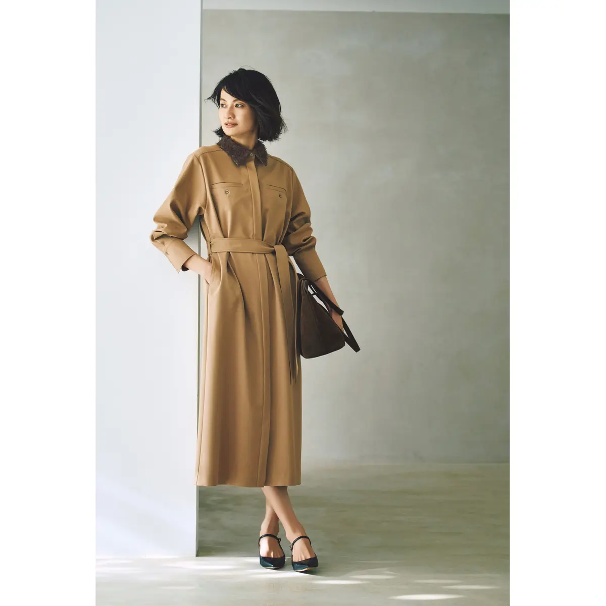 ブラウンのシャツワンピースにブラウンバッグを添えたコーディネート　モデル・渡辺佳子