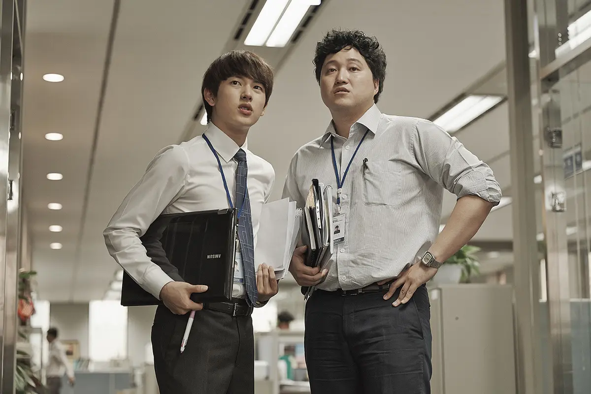 職場の先輩キム・ドンシク(キム・デミョン)とグレ。U-NEXTにて配信中　© CJ E＆M Corporation, all rights reserved