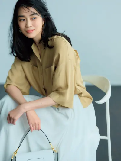 カジュアルなベージュシャツ