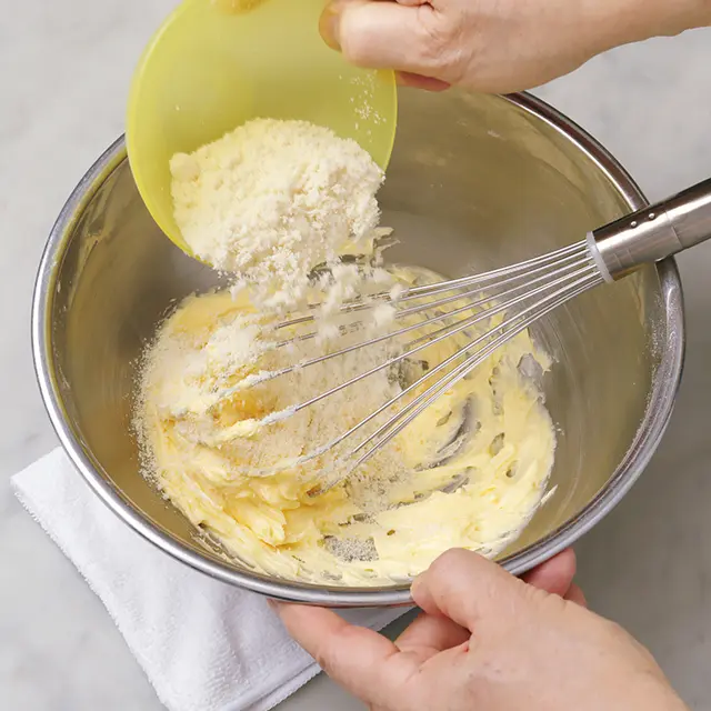 続けてアーモンドパウダー、レモンの皮、 レモン汁を加え混ぜる。