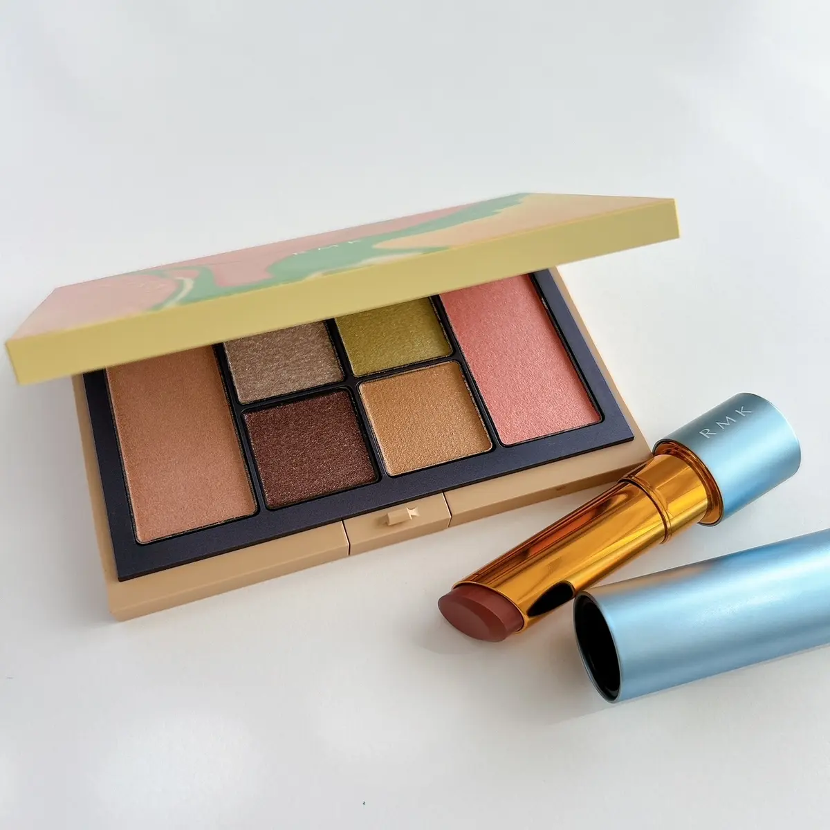 クリスマスコフレ　RMK ブリーズ ブレス エスケープ アイズ＆ブラッシュ パレット、RMKベルベットシーンリップカラー EX-04