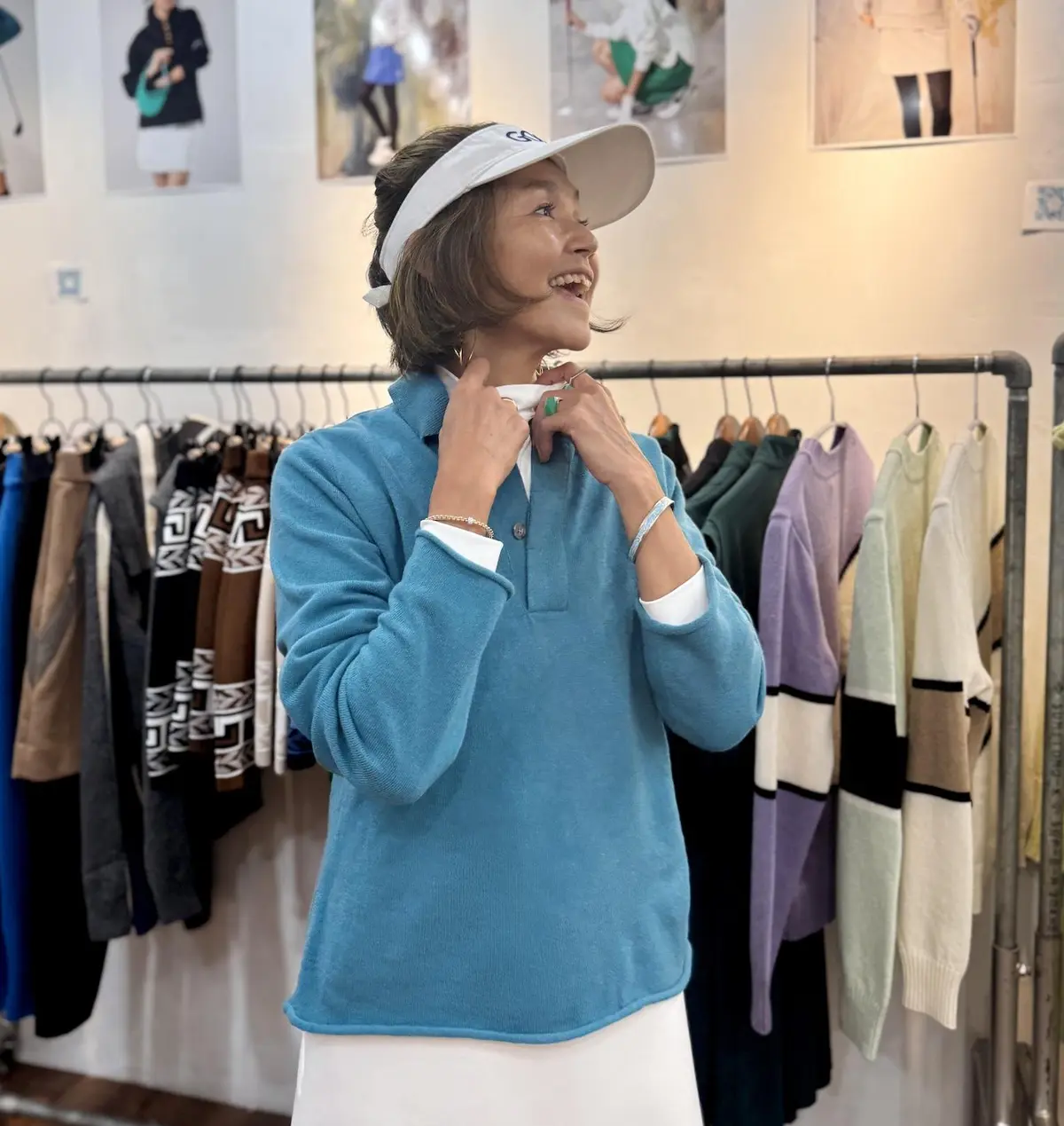 TMG 秋冬おすすめゴルフコーデ ブルーのカシミヤセーター ロングTシャツ サンバイザー