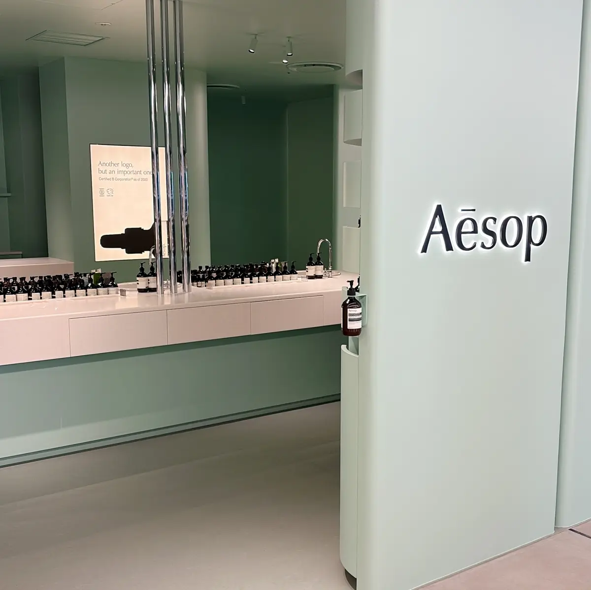 ニュウマン高輪　イソップ（North 2F）  家族やパートナーとシェアしやすく、人気のイソップ。どこの店舗も大人気で購入に手間取ることも多いけれど、ニュウマンの新店舗ならじっくり品定めできそう!?