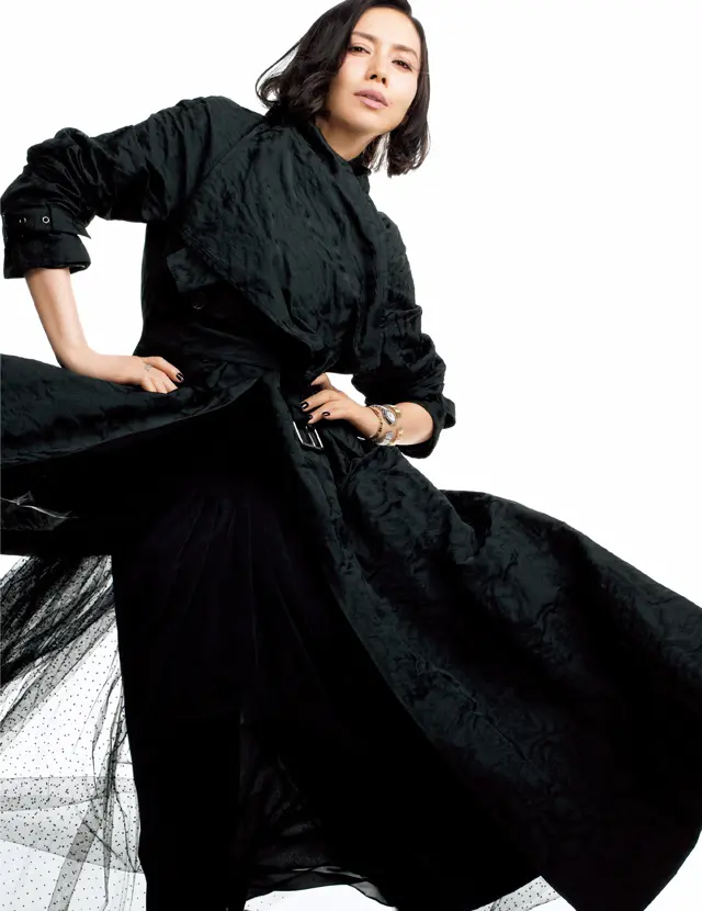 ディオールのフレアコートとジュエリーでドレスアップした中谷美紀さん